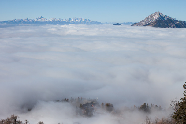 Dağlar bulutların üzerinde görüntüleyin - Fotoğraf, Görsel