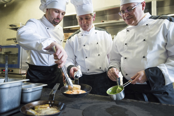 Chefs trabajando en cocina comercial
  - Foto, Imagen