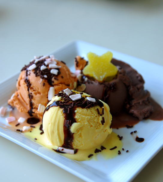 Chocolate ice cream with syrup close up - Zdjęcie, obraz