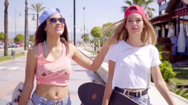 vrouwen lopen met skateboards in handen - Video