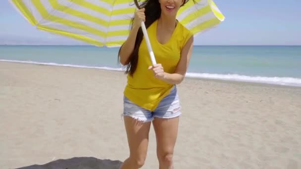 γυναίκα τη διασκέδαση στην παραλία - Πλάνα, βίντεο