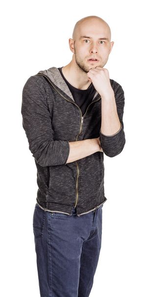 jonge man dragen hoody en jeans   - Foto, afbeelding