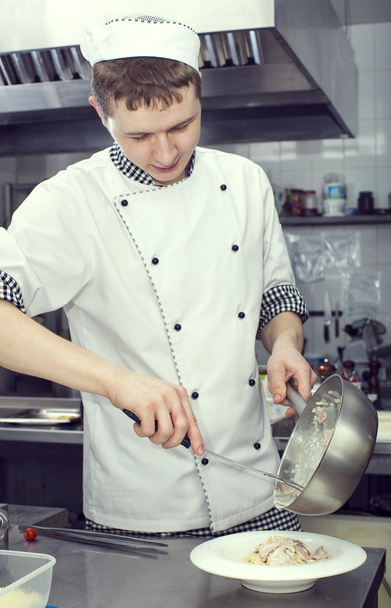 Koch bereitet Mahlzeit zu - Foto, Bild
