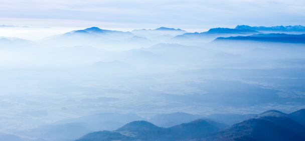 μπλε ομίχλη ορεινό τοπίο - Φωτογραφία, εικόνα