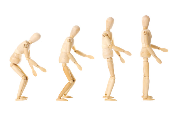 Muñecas de madera con diferentes posturas
 - Foto, Imagen