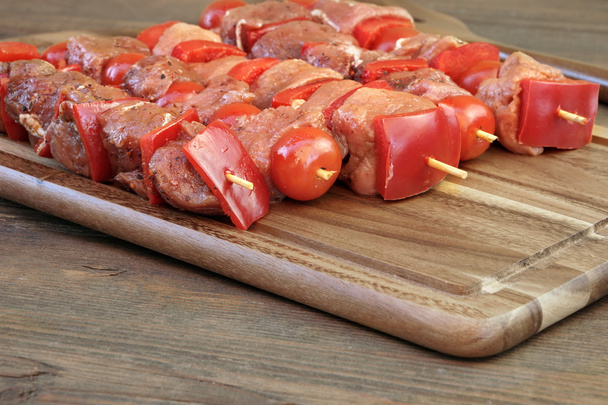 Kebabs marinados sin cocer listos para asar a la parrilla
 - Foto, Imagen