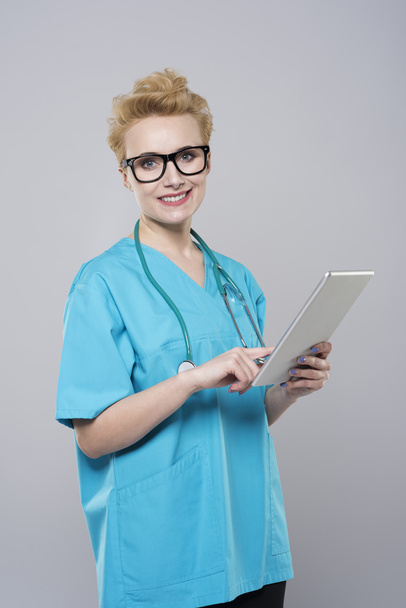 Женщина-хирург и цифровой планшет
  - Фото, изображение