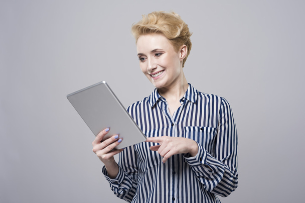 Empresária usando tablet digital nas mãos
  - Foto, Imagem