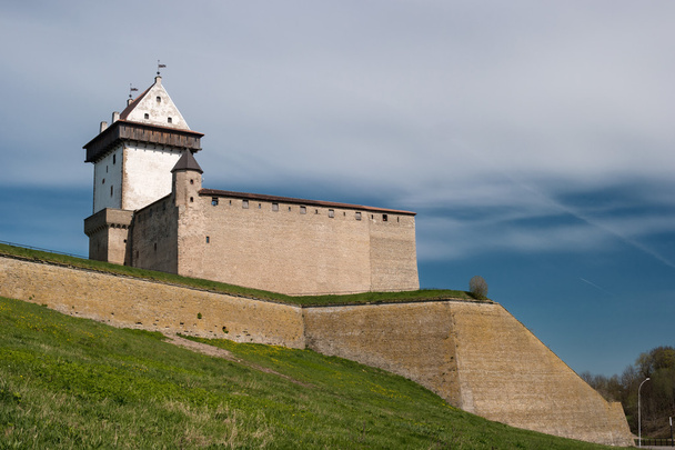 Narva, Estonia - Castillo de Herman a orillas del río, frente a la fortaleza de Ivangorod
. - Foto, Imagen