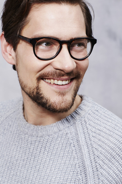 Usmívající se mladý muž v brýlích - Fotografie, Obrázek