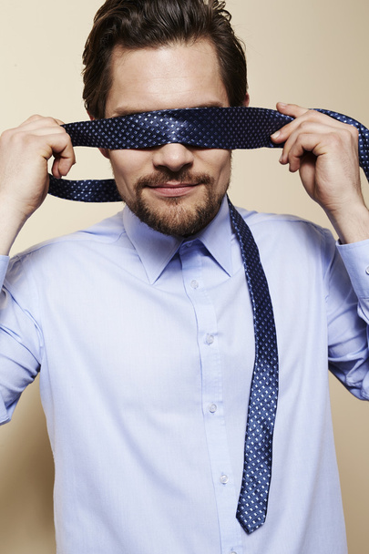 Ο άνθρωπος που καλύπτει τα μάτια με γραβάτα - Φωτογραφία, εικόνα