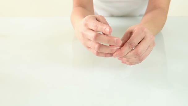 Frauenhände isoliert auf weiß - Filmmaterial, Video