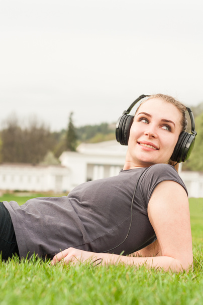 Ritratto di donna sorridente nella soleggiata giornata estiva ad ascoltare musica
 - Foto, immagini
