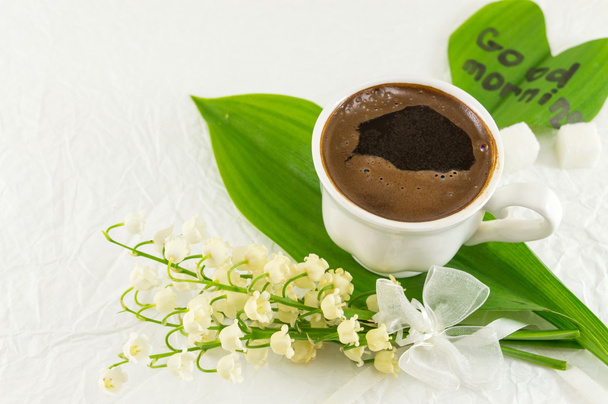 Чашка кави та квітів лілії
 - Фото, зображення
