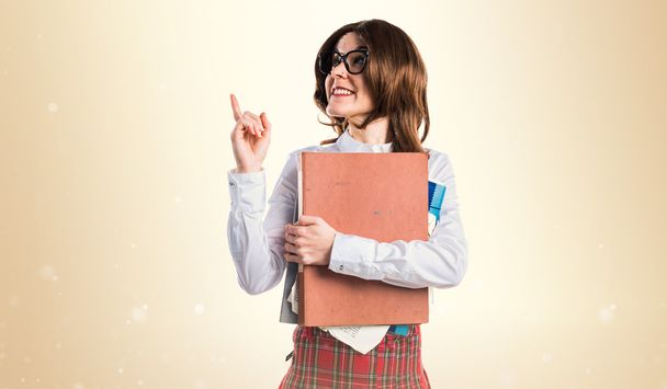 Chica estudiante sosteniendo varias notas de la universidad
 - Foto, Imagen