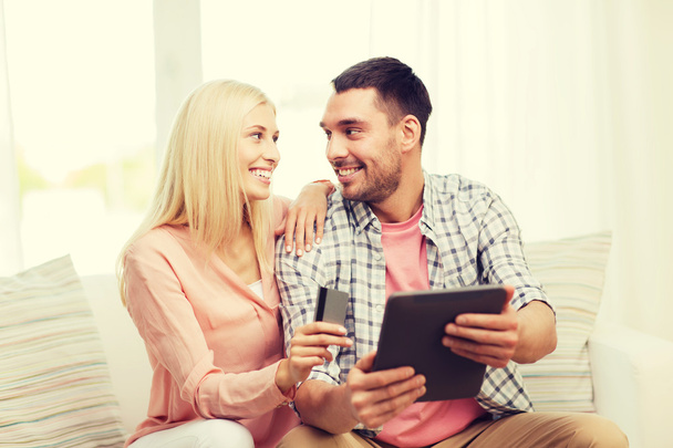 happy couple with tablet pc and credit card - Fotografie, Obrázek