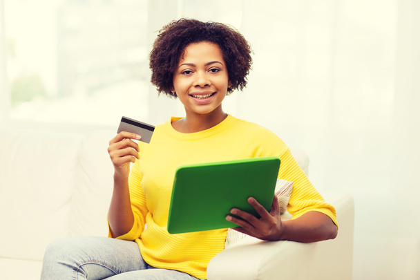 Szczęśliwa kobieta z komputera typu tablet i karty kredytowej - Zdjęcie, obraz