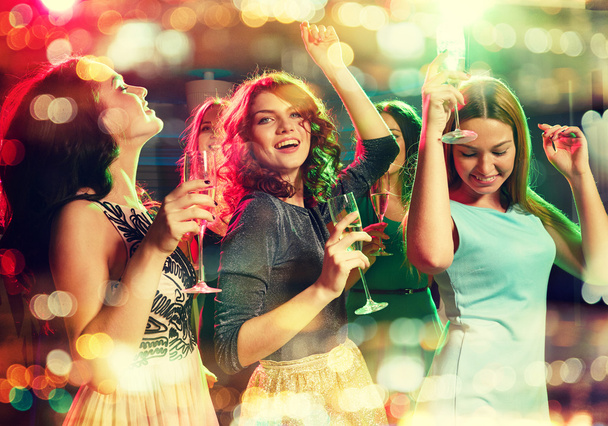smiling friends with glasses of champagne in club - Zdjęcie, obraz