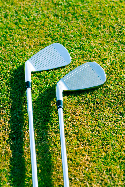 Golf clubs on grass - Zdjęcie, obraz