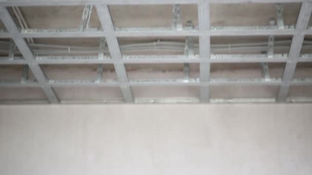 Struttura del soffitto fatta di profilo e soffitto sospeso finito
 - Filmati, video