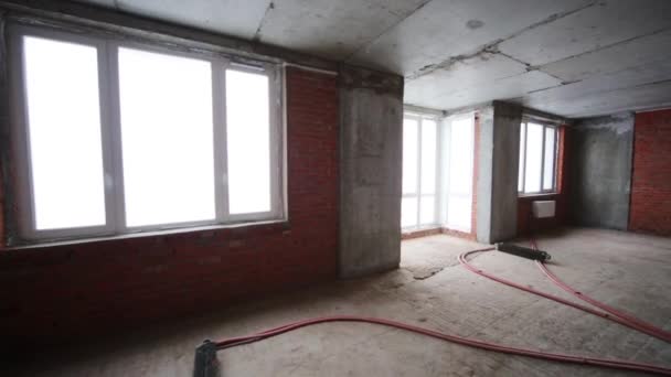Mieszkanie z zwrotkę w budynku w trakcie budowy, bez wykończenia - Materiał filmowy, wideo