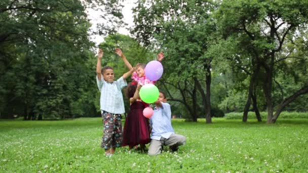 Les enfants jouent avec des ballons et les relâchent dans les airs
 - Séquence, vidéo