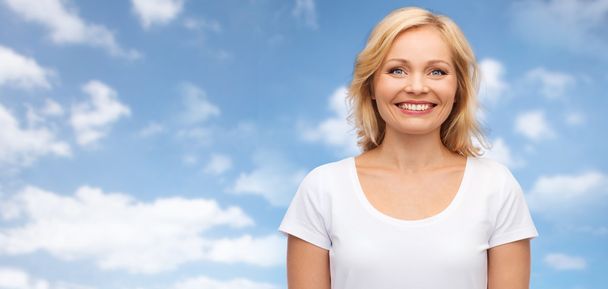 smiling woman in blank white t-shirt - Foto, imagen