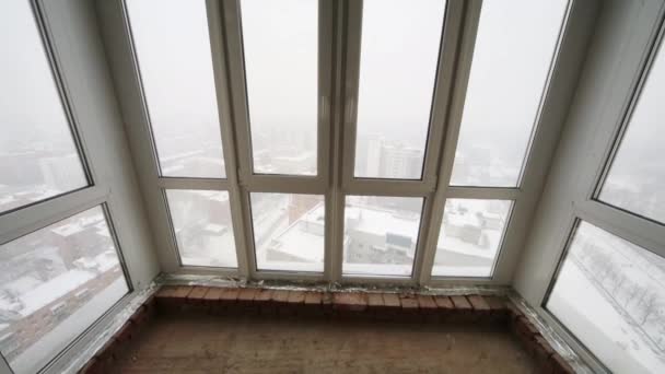 Stanza suuri lasikuitu ikkunat talvella luminen päivä
 - Materiaali, video