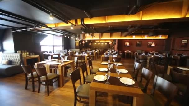 Sala de restaurante espaçoso com mesas servidas e paredes de tijolos
. - Filmagem, Vídeo