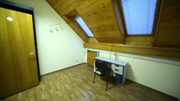 Kis irodai szoba a tetőtérben egy működő hely. - Felvétel, videó