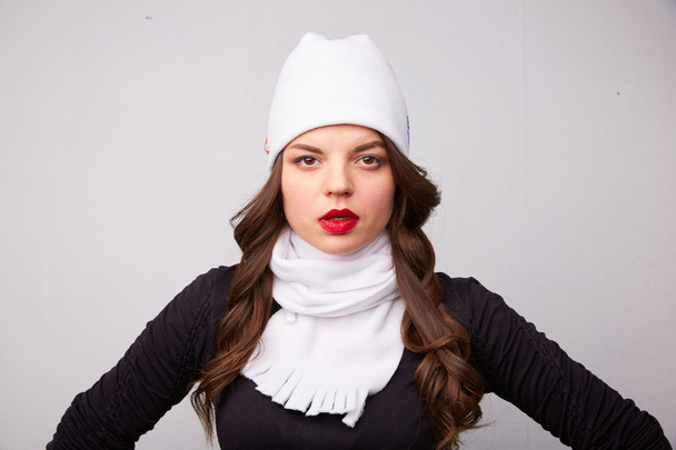 девушка в белой шляпе и шарфе
 - Фото, изображение