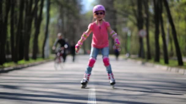 Deux enfants roulent sur des patins à roulettes dans un parc d'été
. - Séquence, vidéo