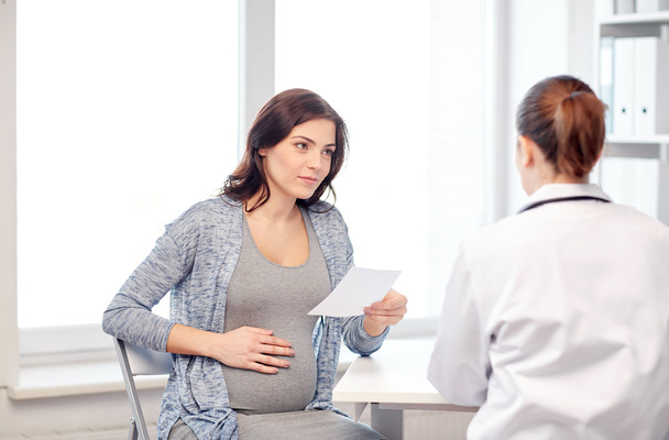 gynecologist doctor and pregnant woman at hospital - Фото, изображение