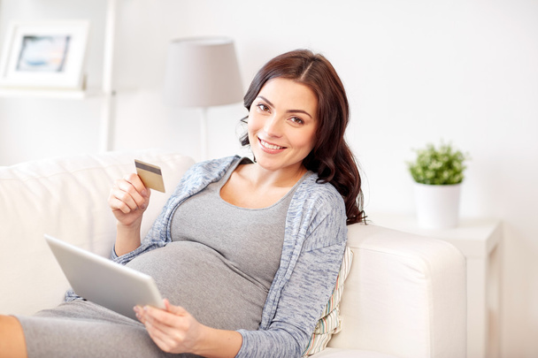 raskaana oleva nainen, jolla on tabletti tietokone ja luottokortti - Valokuva, kuva