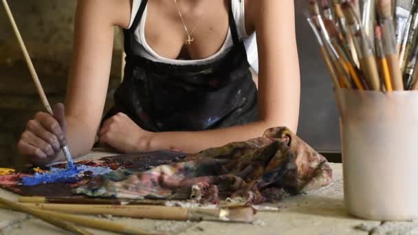 student mixing paint on palette - Metraje, vídeo