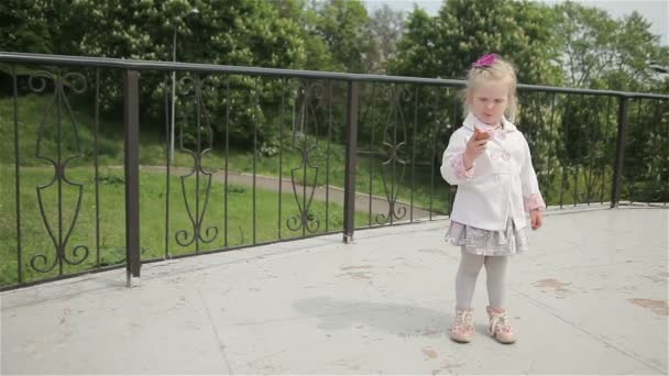 Красивая маленькая девочка ест мороженое
 - Кадры, видео