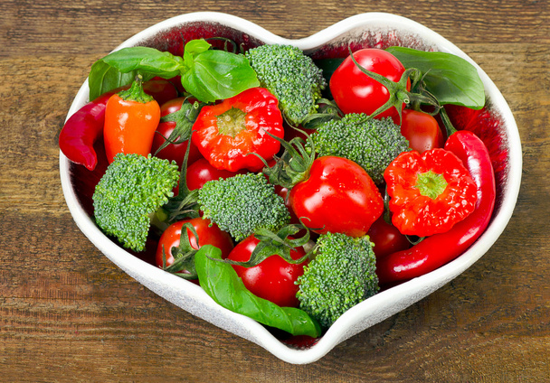 Fresh vegetables in heart shape plate  - Foto, Imagen