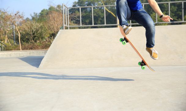 skateboarding woman practice - Foto, Imagen