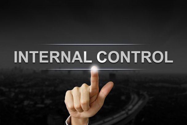 бизнес-рука нажатие кнопки внутреннего контроля
 - Фото, изображение
