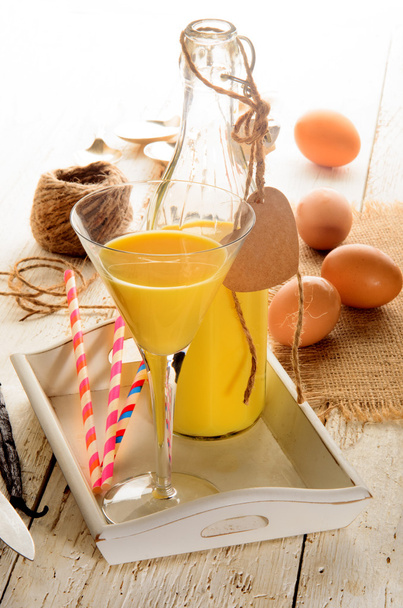 licor de ovo em uma taça de coquetel e garrafa
  - Foto, Imagem