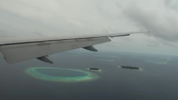 Malediven eilanden luchtfoto vanuit vliegtuig venster. - Video