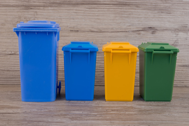 Набір сміттєвих баків для переробки
 - Фото, зображення