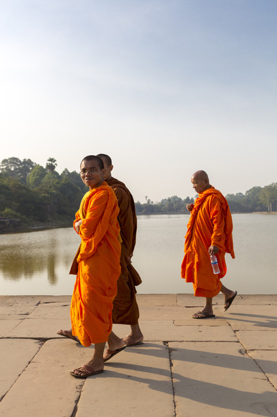 Cambodian monks smiling and walking to Angkor Wat Temple - Foto, imagen