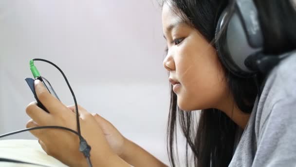 Mujer joven escuchando canción por auriculares
 - Metraje, vídeo