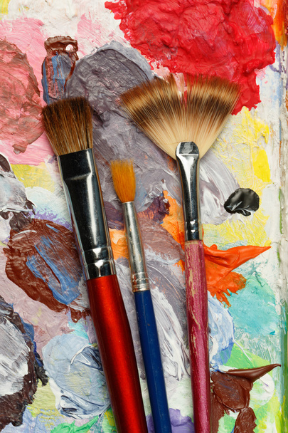 Set de pinceles usados en la paleta de colores
 - Foto, Imagen