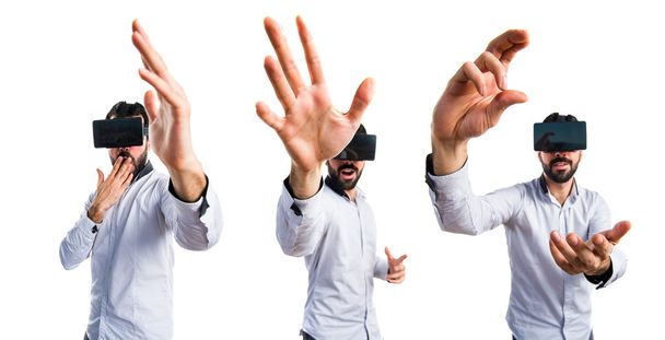 Человек с помощью виртуальных очков, касающихся прозрачного экрана
 - Фото, изображение