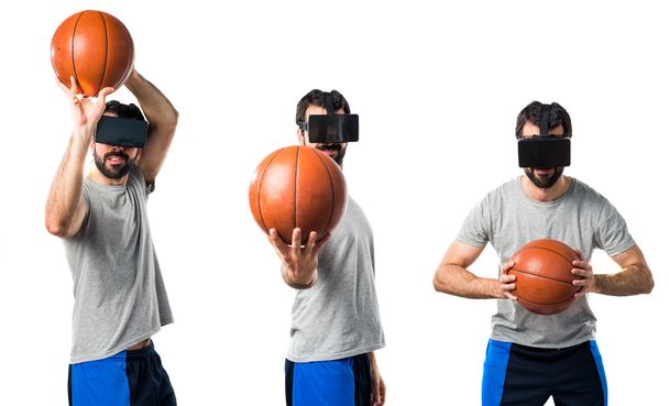 Mann spielt Basketball mit VR-Brille - Foto, Bild