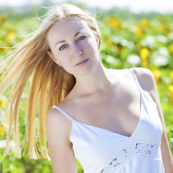 Portrait d'une belle jeune femme blonde en robe blanche sur une
 - Photo, image