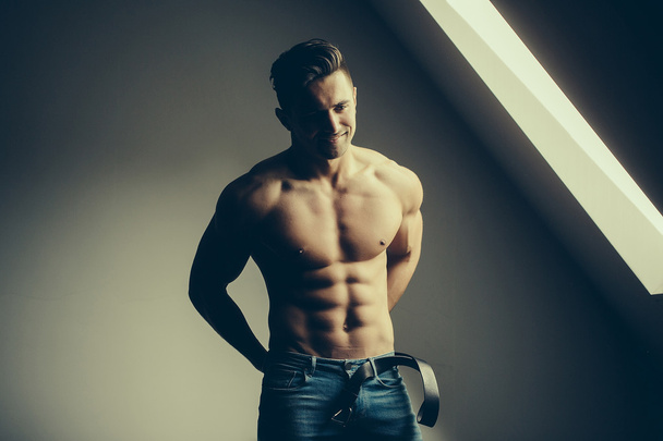 Sexy muscular man - Foto, afbeelding