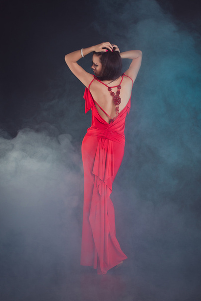 Sexy jovem mulher de beleza em vestido vermelho
 - Foto, Imagem